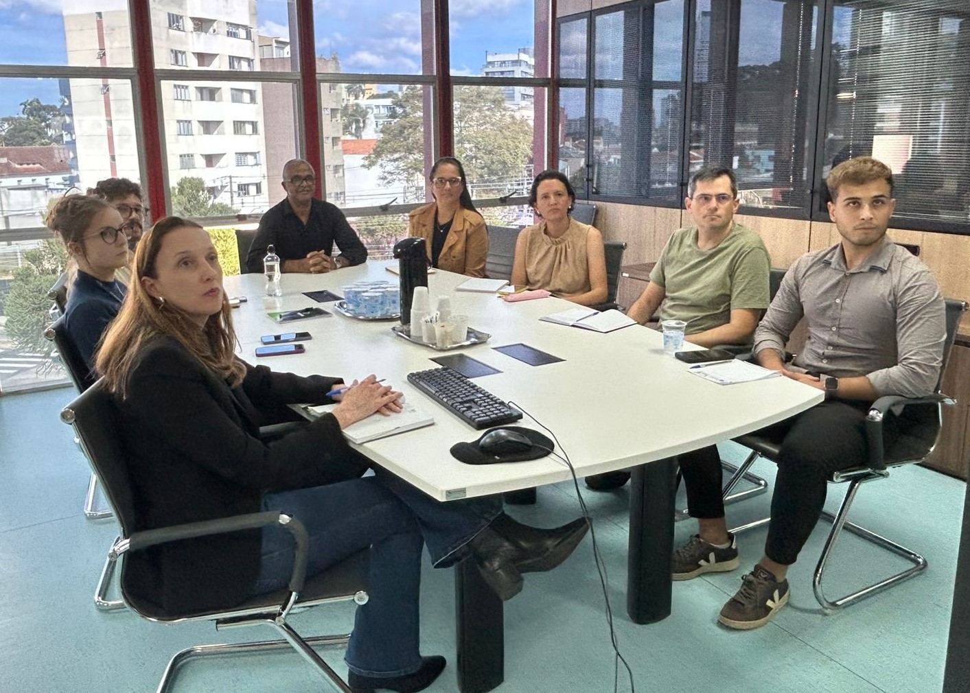 Equipe da Coordenação de Planejamento Regional e os prefeitos dos municípios de Siqueira Campos, Luiz Henrique Germano; vice-prefeito de Paiçandu, sentados à mesa.