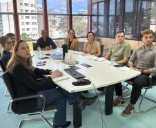 Equipe da Coordenação de Planejamento Regional e os prefeitos dos municípios de Siqueira Campos, Luiz Henrique Germano; vice-prefeito de Paiçandu, sentados à mesa.