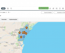Interface de um sistema digital exibindo um mapa interativo do litoral do Paraná com vários marcadores de geolocalização marrons e um azul.