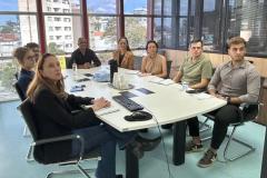 Equipe da Coordenação de Planejamento Regional e os prefeitos dos municípios de Siqueira Campos, Luiz Henrique Germano; vice-prefeito de Paiçandu, sentados à mesa.