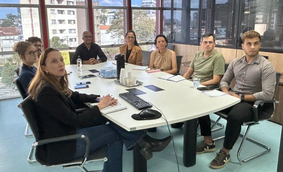 Equipe da Coordenação de Planejamento Regional e os prefeitos dos municípios de Siqueira Campos, Luiz Henrique Germano; vice-prefeito de Paiçandu, sentados à mesa.